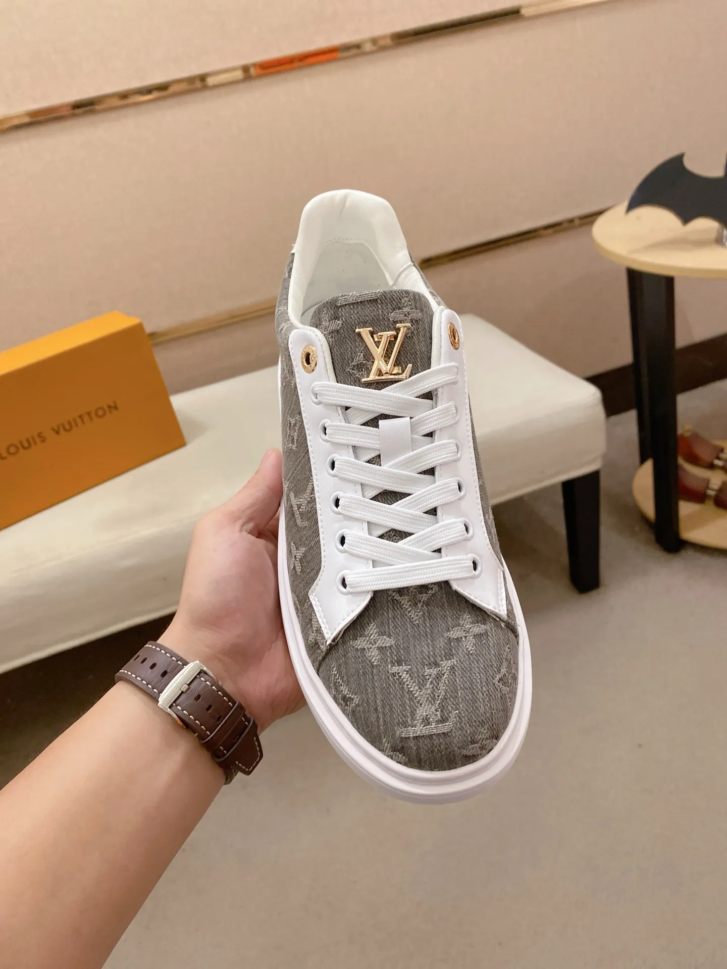 Men's shoes 💰: 400💰🎉🎉LV~Louis Vuitton trendy men's shoes New shipments Latest matching The same style as the official website Super high quality Hot sales of the season [strong] [strong] [strong] Selected first-layer cowhide, comfortable cowhide lining, original last, comfortable on the foot, wear-resistant rubber outsole Size number: 38-44.